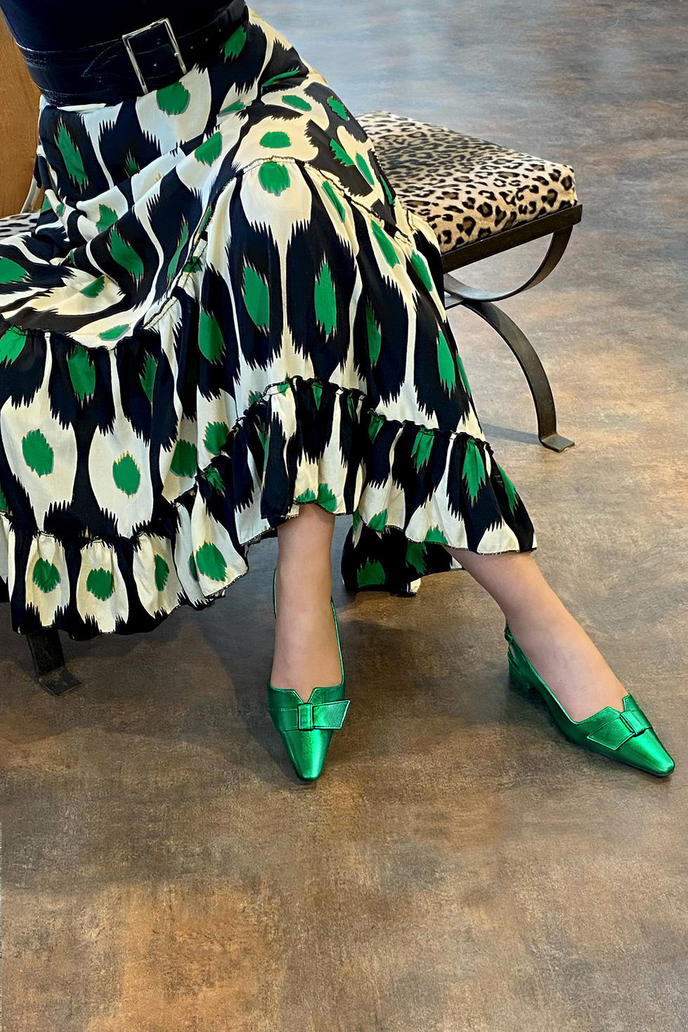 Emerald green matching shoes and clutch. Worn view - Florence KOOIJMAN
